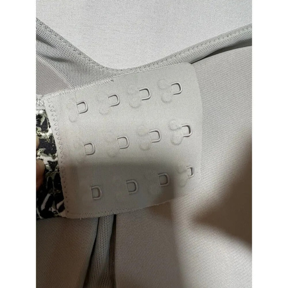 Lululemon Bra High Support Camo Bra Women’s Sz M Athleisure Running Workout Gym - Picture 4 of 5